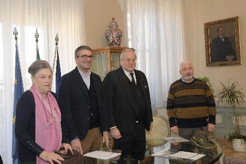 L'assessore regionale alle Autonomie locali e sicurezza, Pierpaolo Roberti, durante la presentazione della Giornata nazionale della memoria e del sacrificio alpino assieme al sindaco di Gorizia, Rodolfo Ziberna, al presidente della locale sezione dell'Associazione nazionale alpini (Ana), Paolo Verdoliva, e a Maja Monzani, moglie del generale della brigata Julia Antonio Monzani.